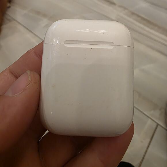 Apple AirPods 2nd Generation with Wireless Charging Case - White + Case Only - Picture 5 of 12